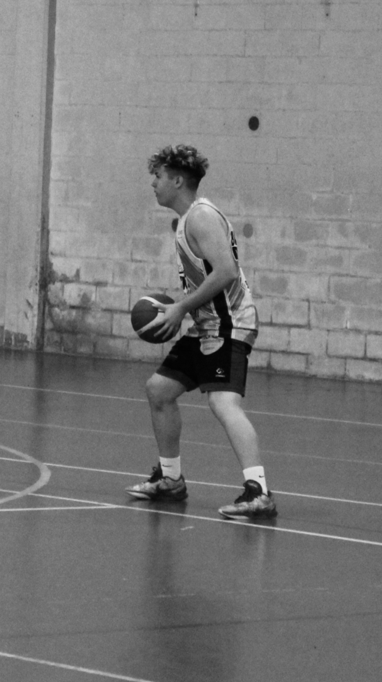 Yo jugando al baloncesto