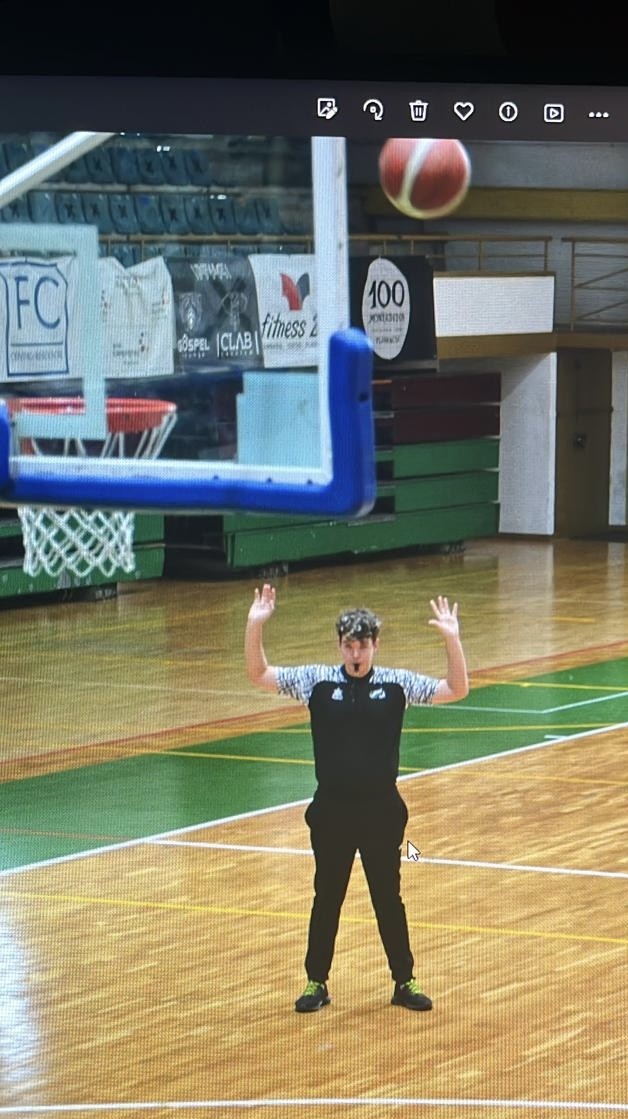Yo arbitrando un partido de baloncesto