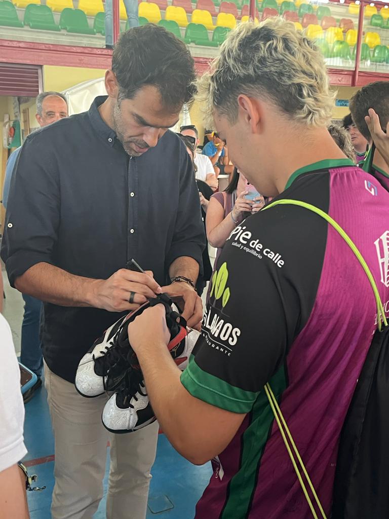 Jose Manuel Calderón, firmandome unas zapatillas